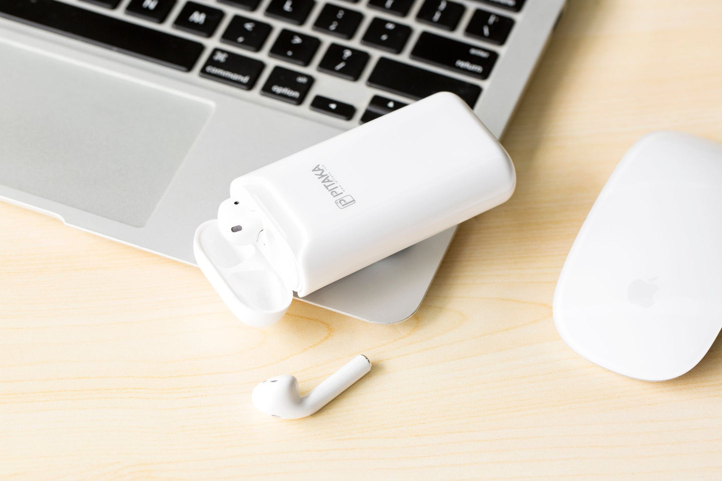 Pitaka Air Pal Essential kabelloser externer Akku für Apple Airpods Gen 1 / Gen 2, 1200 mAh, 5 W, Weiß AP1002